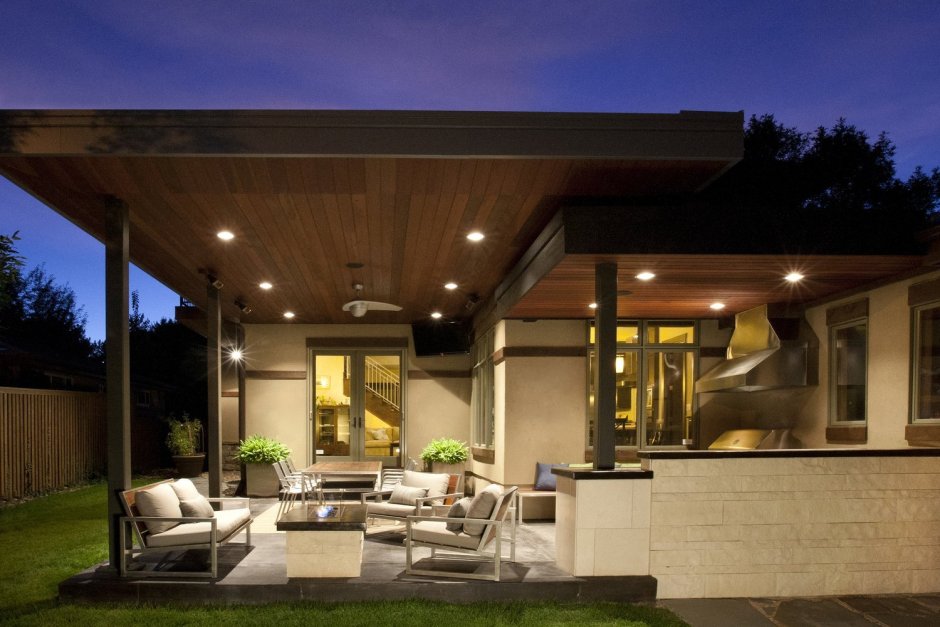 Современный дом с патио