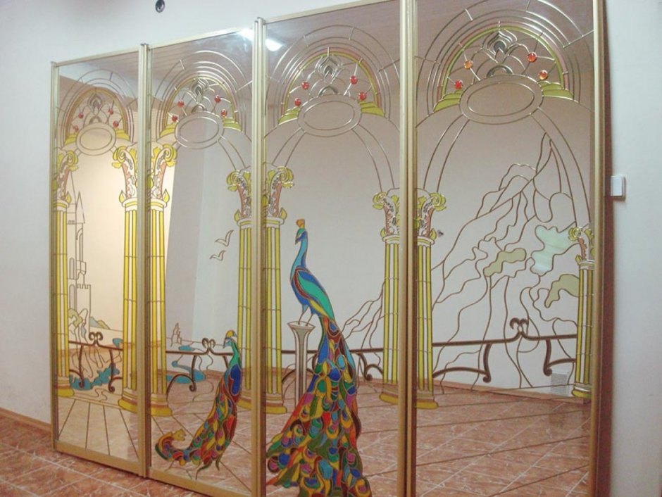 Шкаф с витражными стеклами