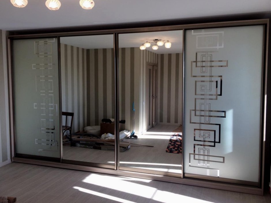 Шкаф купе 4 двери с зеркалом пескоструй