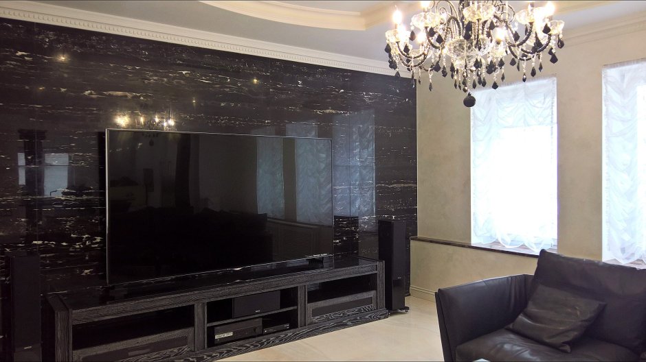 Мрамор на стене с телевизором