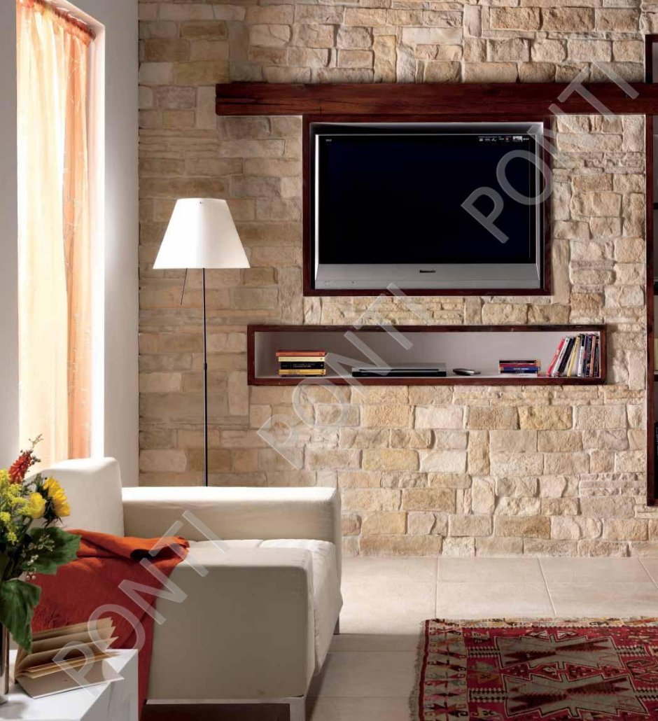 Керамогранит на стену в гостиной с телевизором