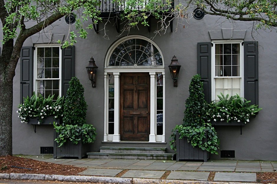 Узкие окна на фасаде