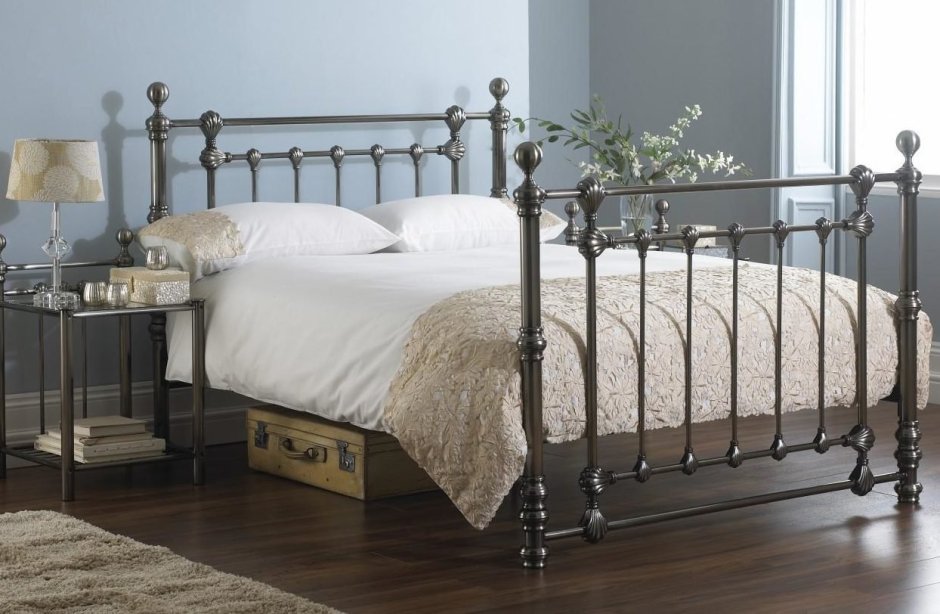 Старая металлическая кровать