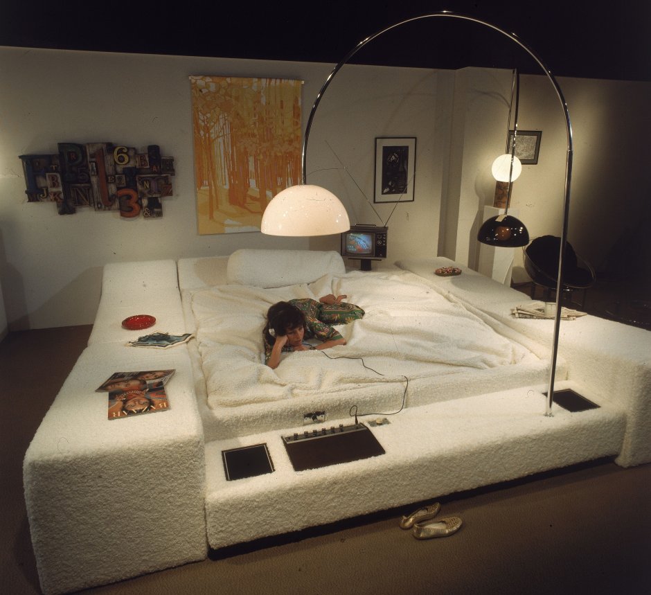 Старинные деревянные кровати