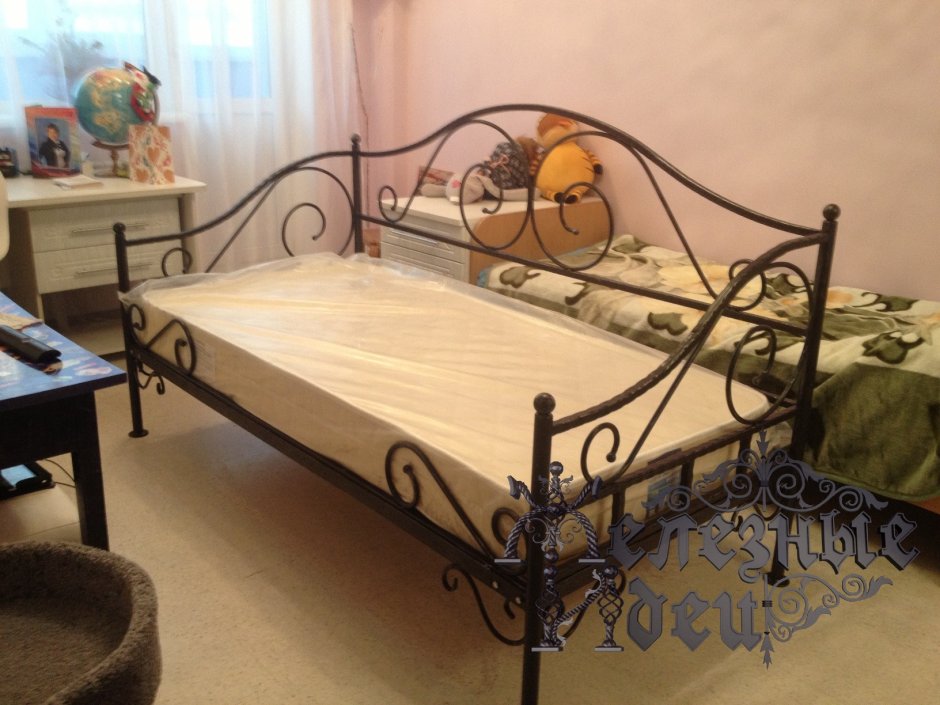 Кровать угловая кованая