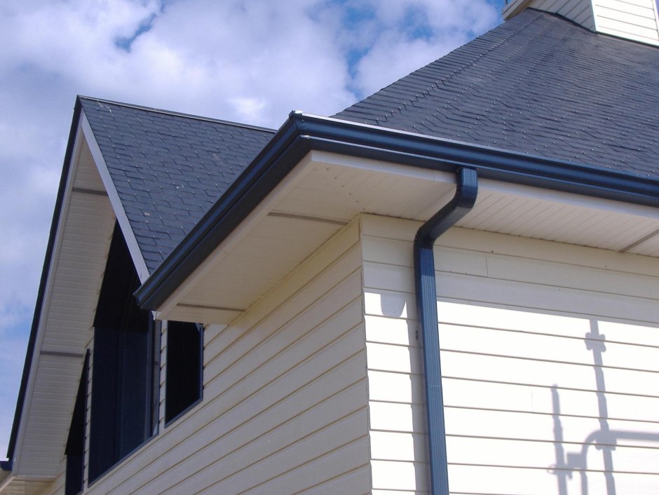 Водосток на фасаде