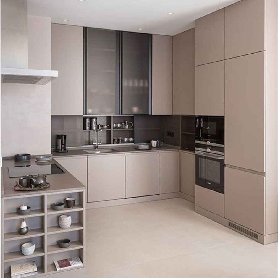 Кухня со шкафами до потолка