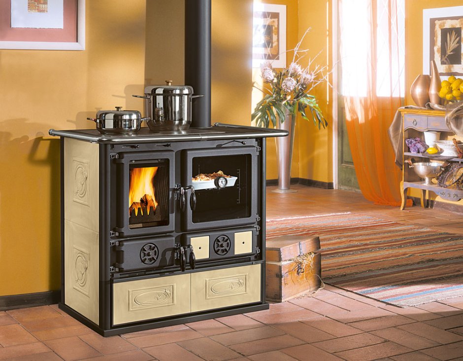 Отделка стены за печью-камином