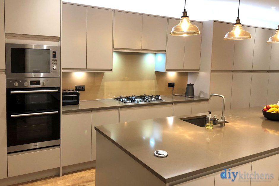 Кухня кашемир в интерьере с мебелью