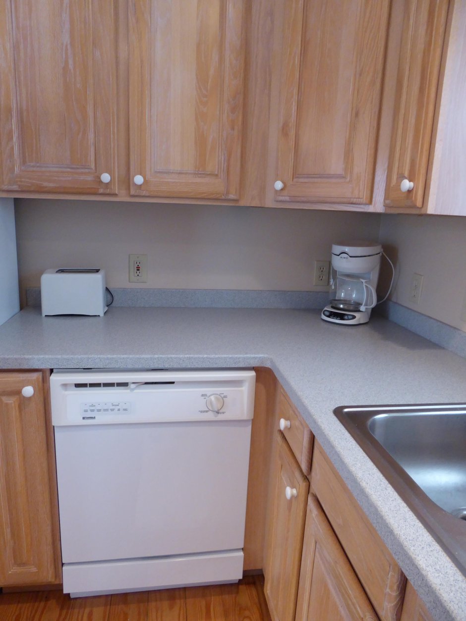 Не встраиваемая посудомойка на кухне