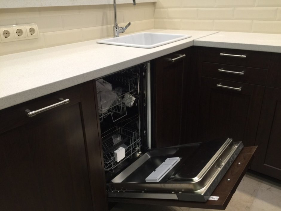 Угловая кухня с посудомоечной машиной