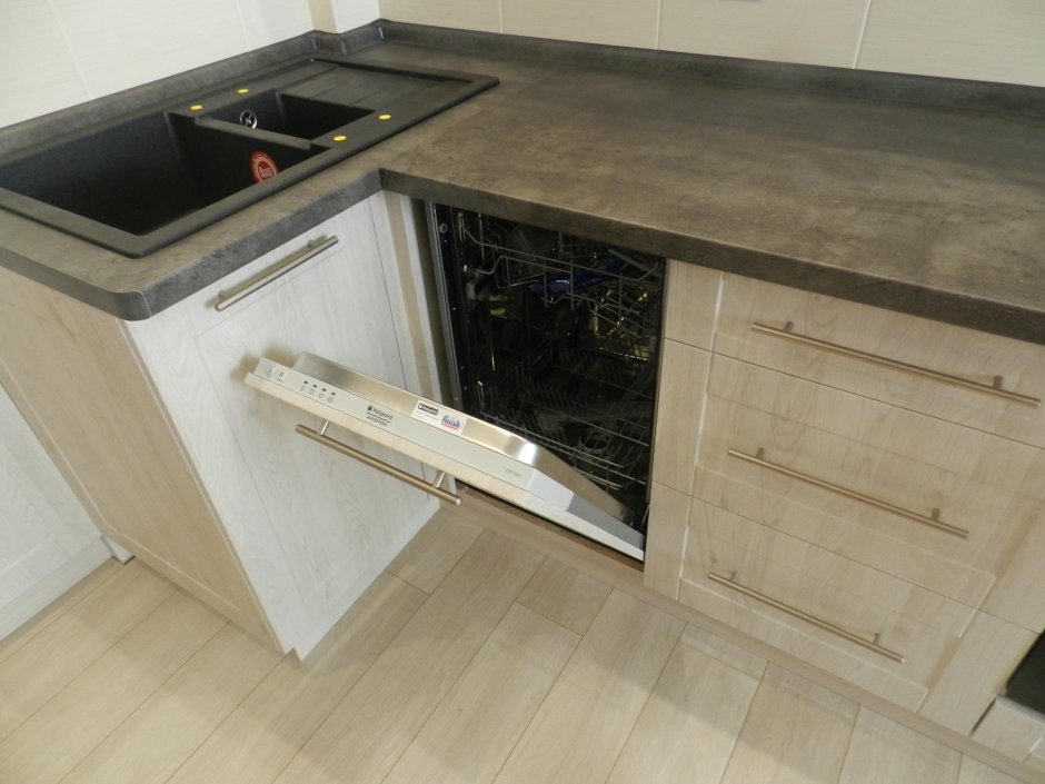 Угловая кухня с посудомоечной машиной