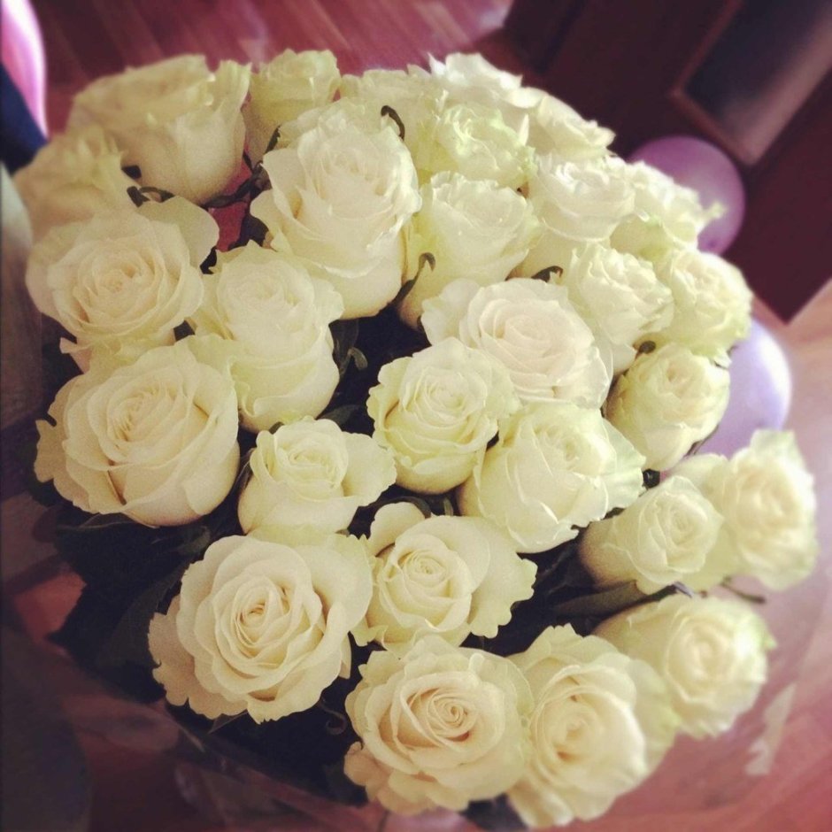 Букет белых роз в руках