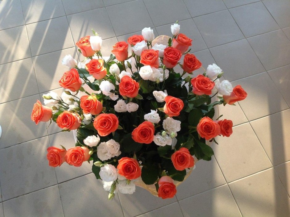 Букет цветов на полу