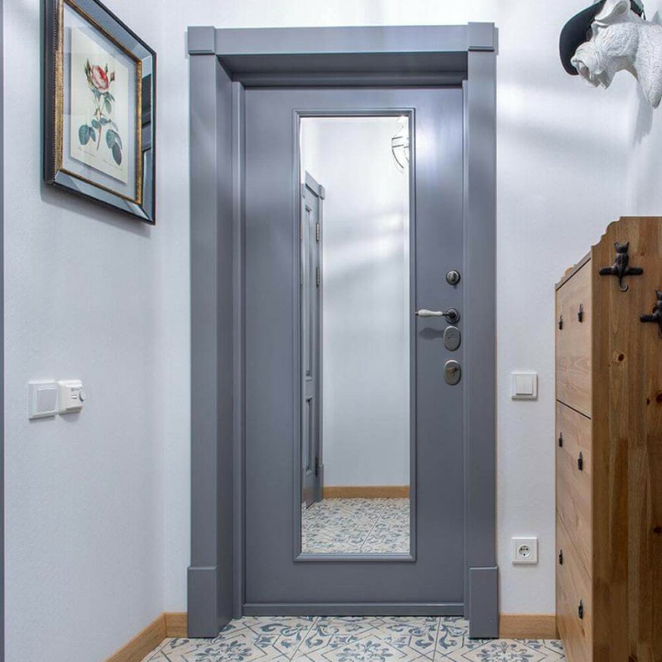 Входная дверь с зеркалом в интерьере