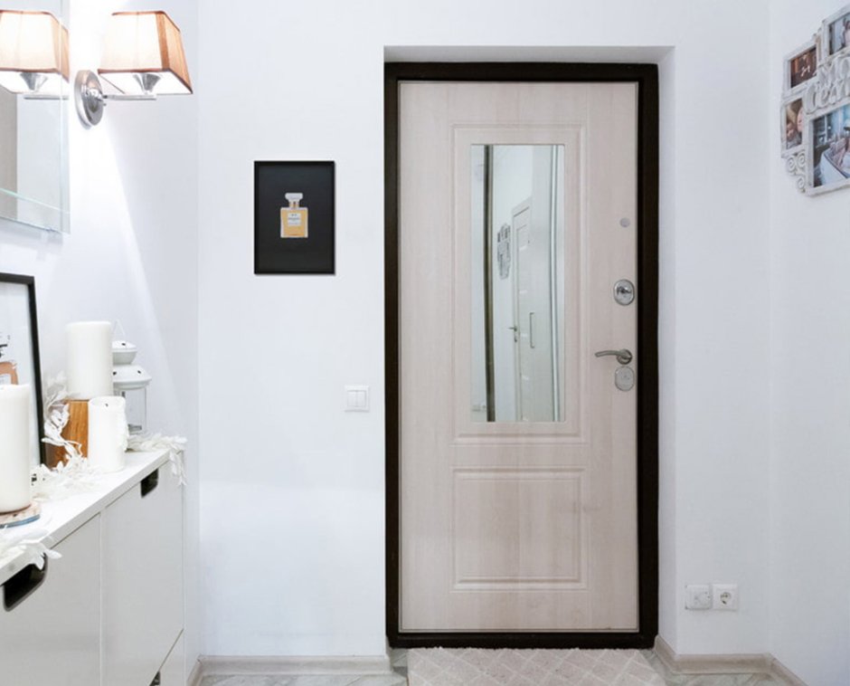 Белая входная дверь в интерьере