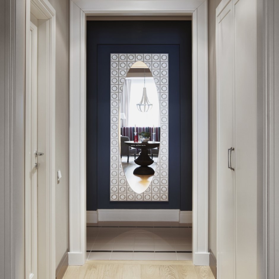 Входная дверь в коридоре