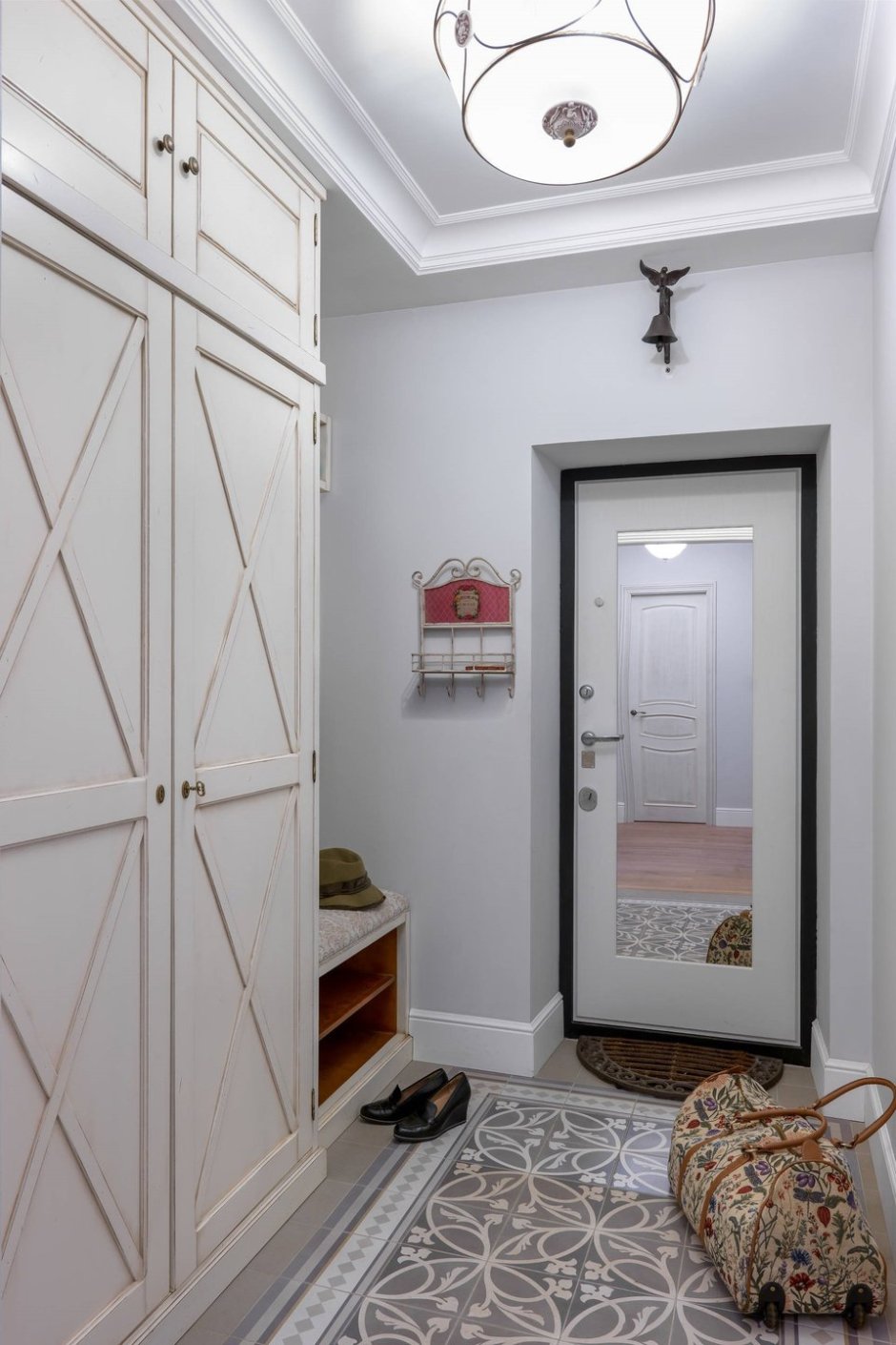 Входная дверь с зеркалом в интерьере