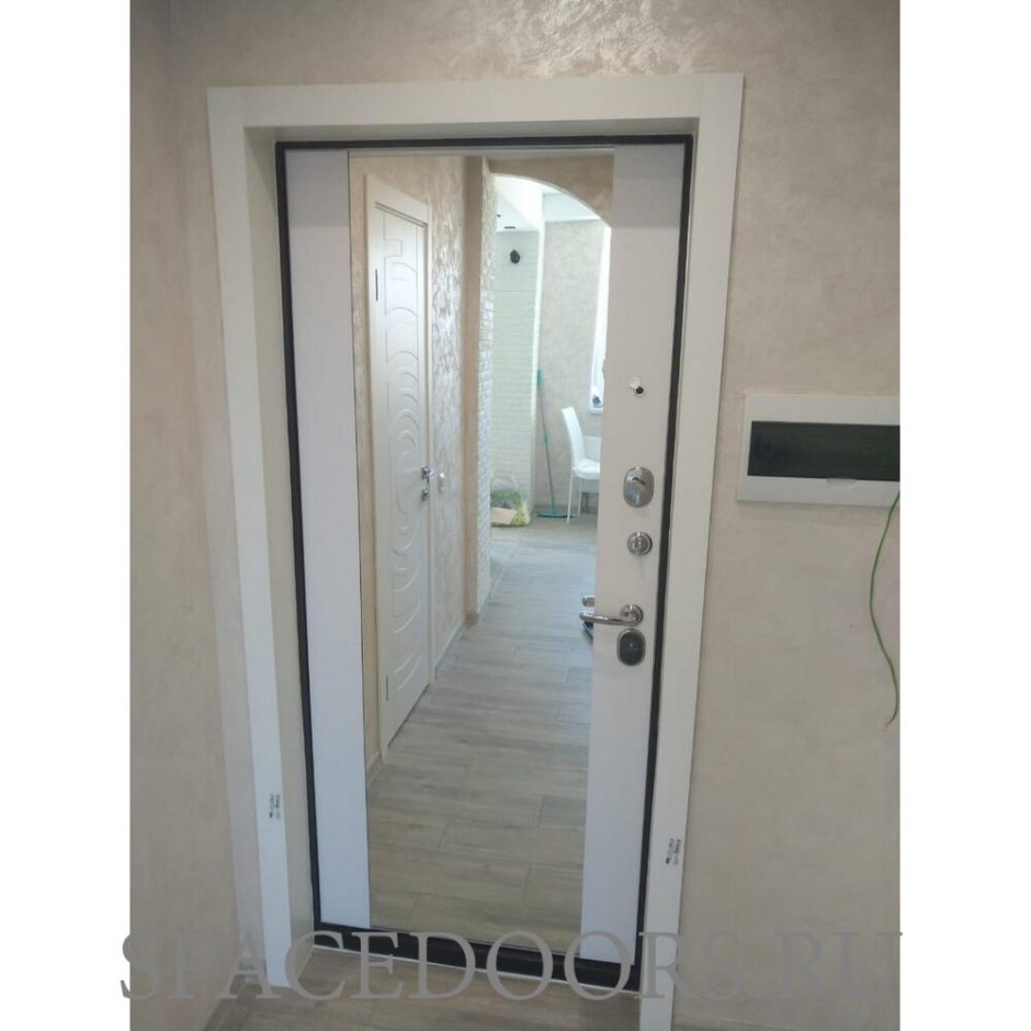 Входная дверь в интерьере прихожей