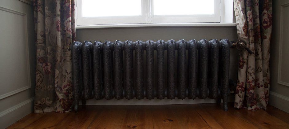 Черная чугунная батарея