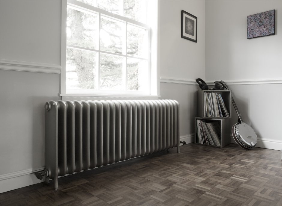 Серые чугунные батареи в интерьере