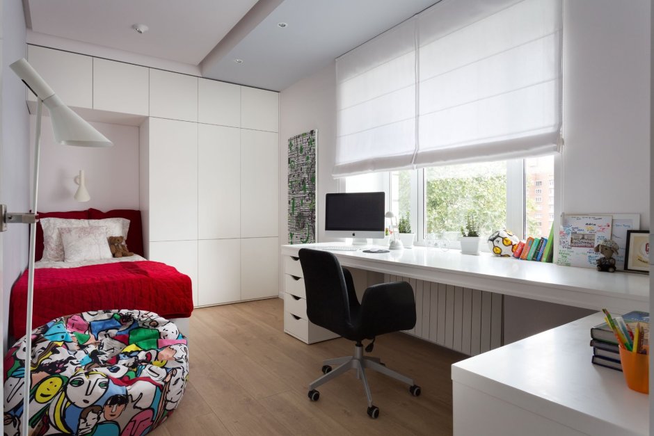 Стол у окна в современном стиле