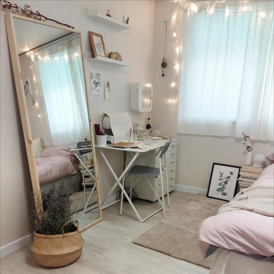 Зеркало в комнате подростка