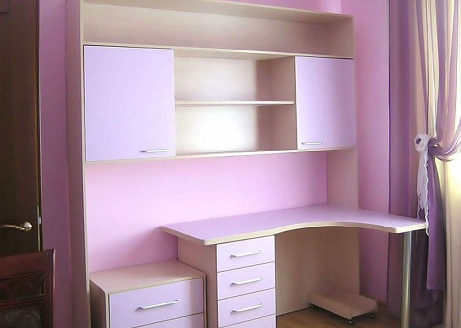 Компьютерный стол для девочки с полками