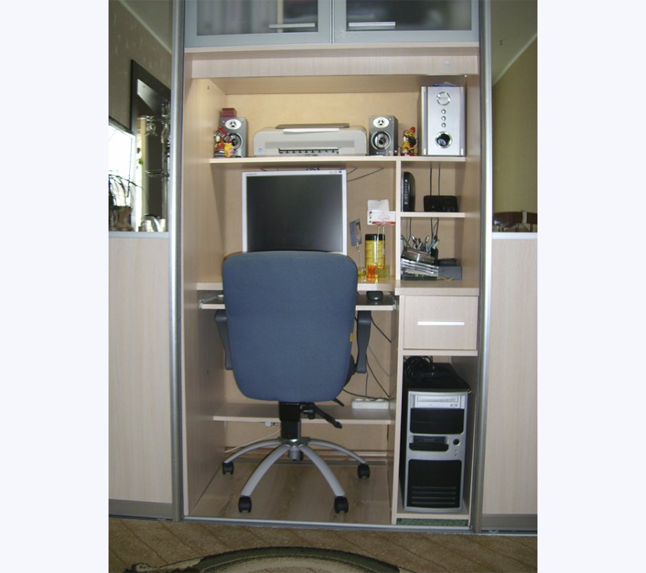 Шкаф с компьютерным столом внутри