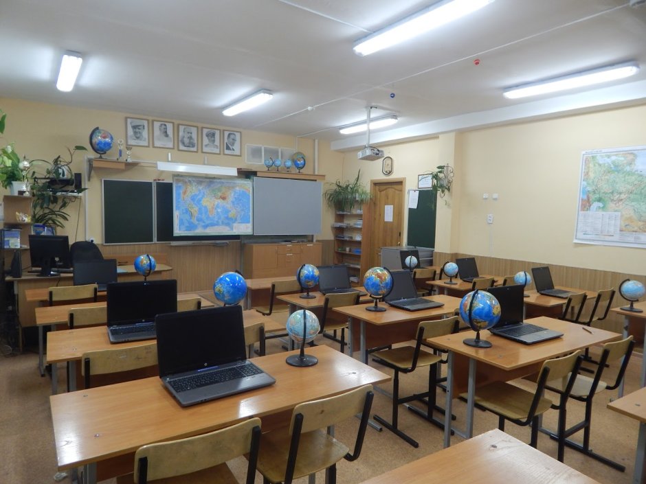 Стены в кабинете географии