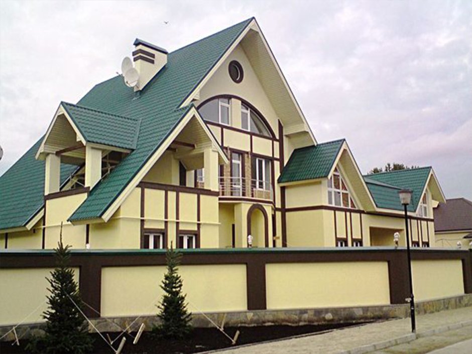 Фасад с зеленой крышей