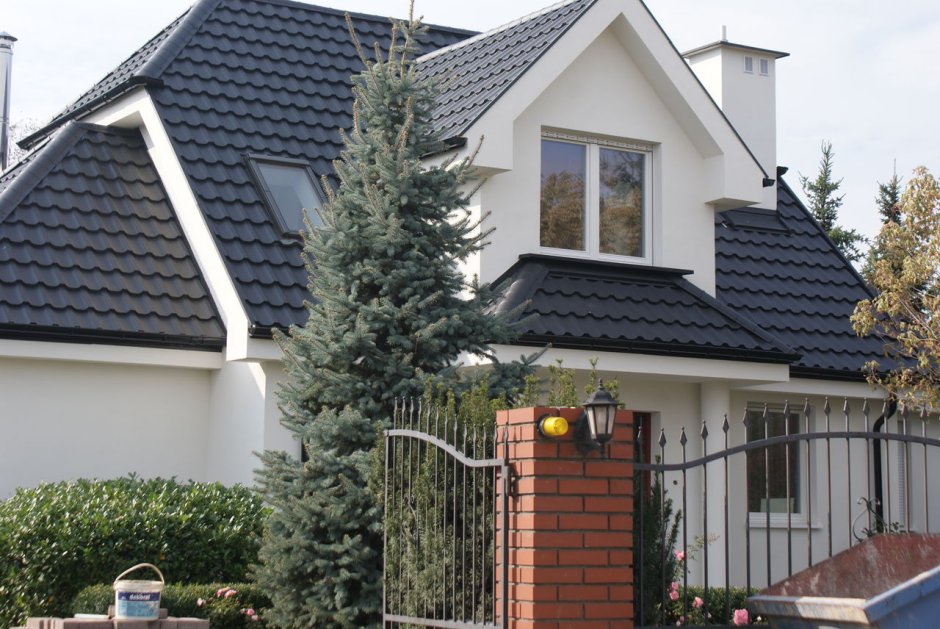 Дом с серой крышей