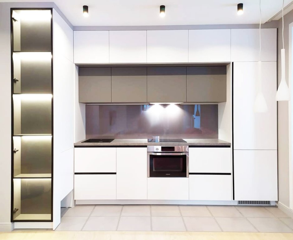 Серо-белые трехуровневые кухни