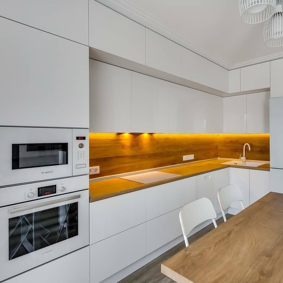 Кухня под потолок с антресолями