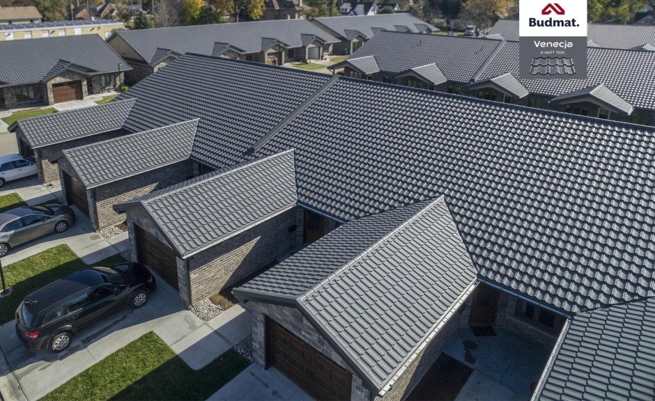 Металлочерепица RAL 7024 на деревянном доме