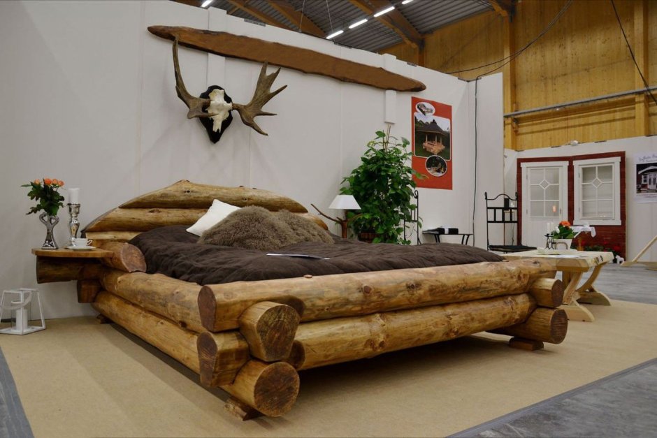 Кровать из цельных бревен