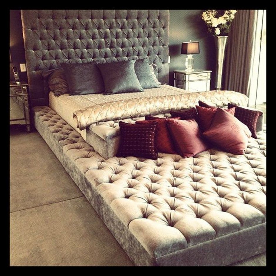 Огромная кровать в спальню
