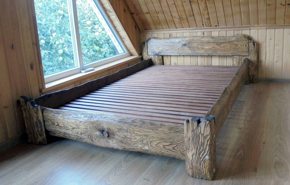 Кровать из брашированного дерева