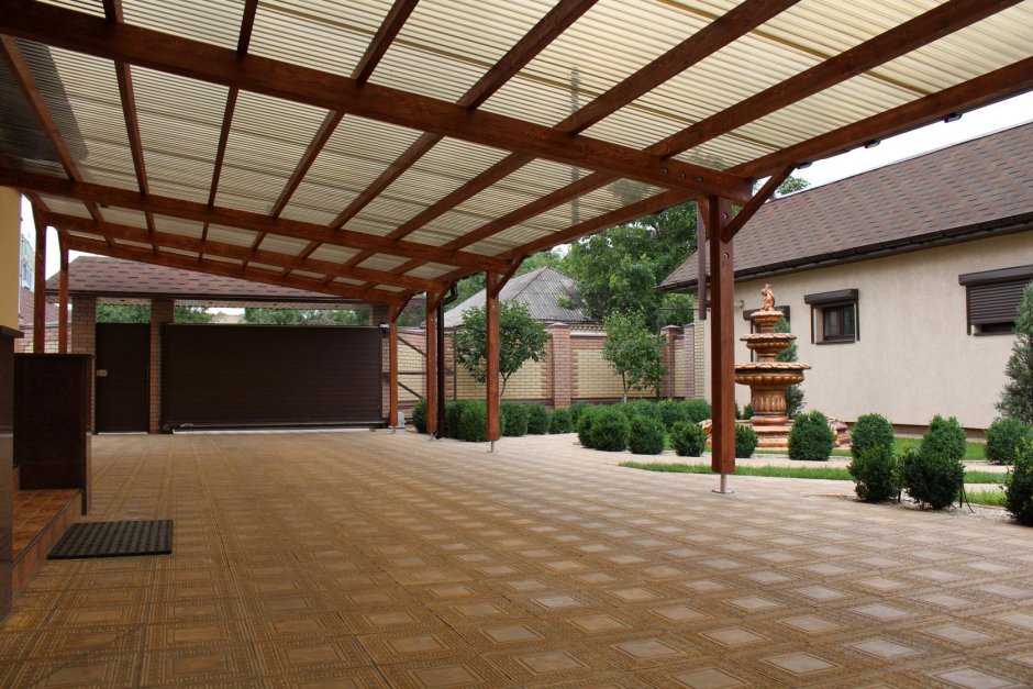 Навес над двором