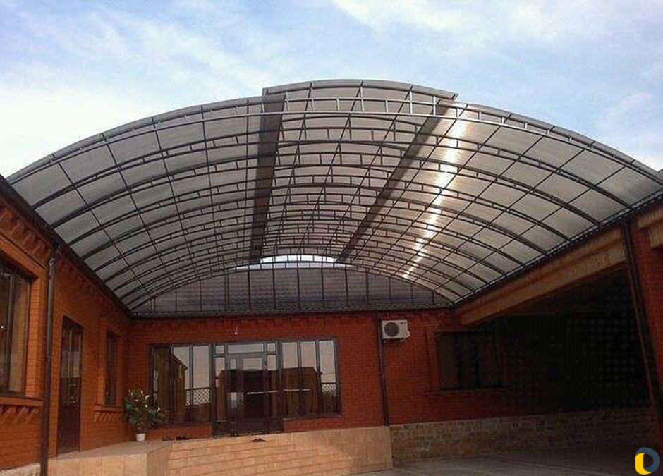 Веранда между домом и забором