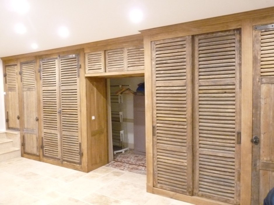 Шкаф из жалюзийных дверок