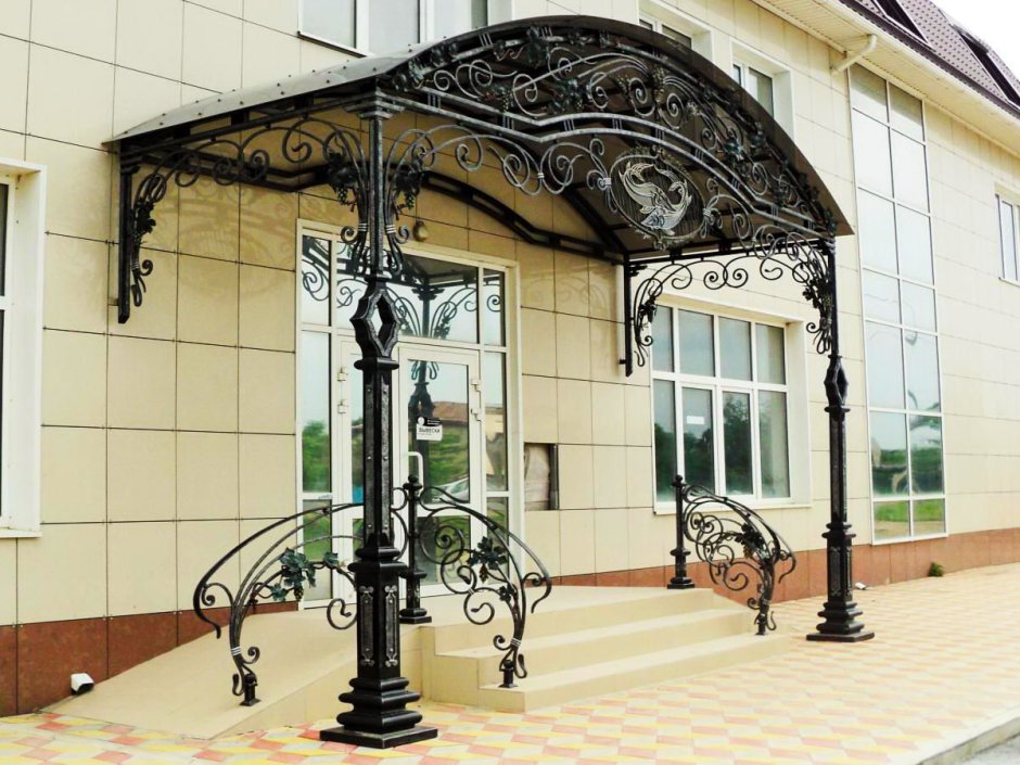 Кованые навесы над крыльцом