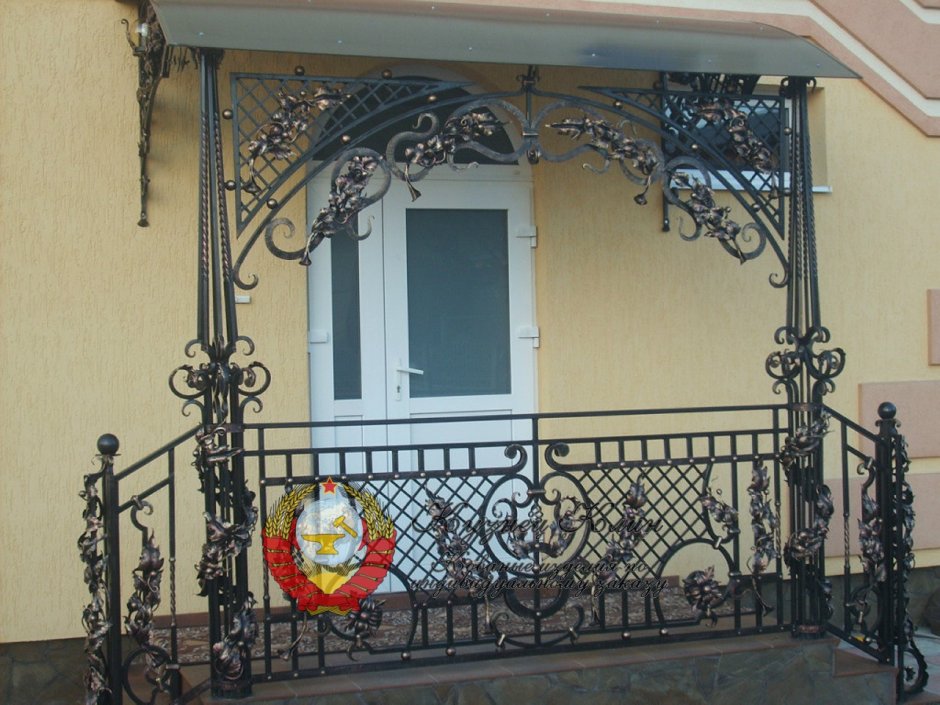 Навес над крыльцом из металлочерепицы