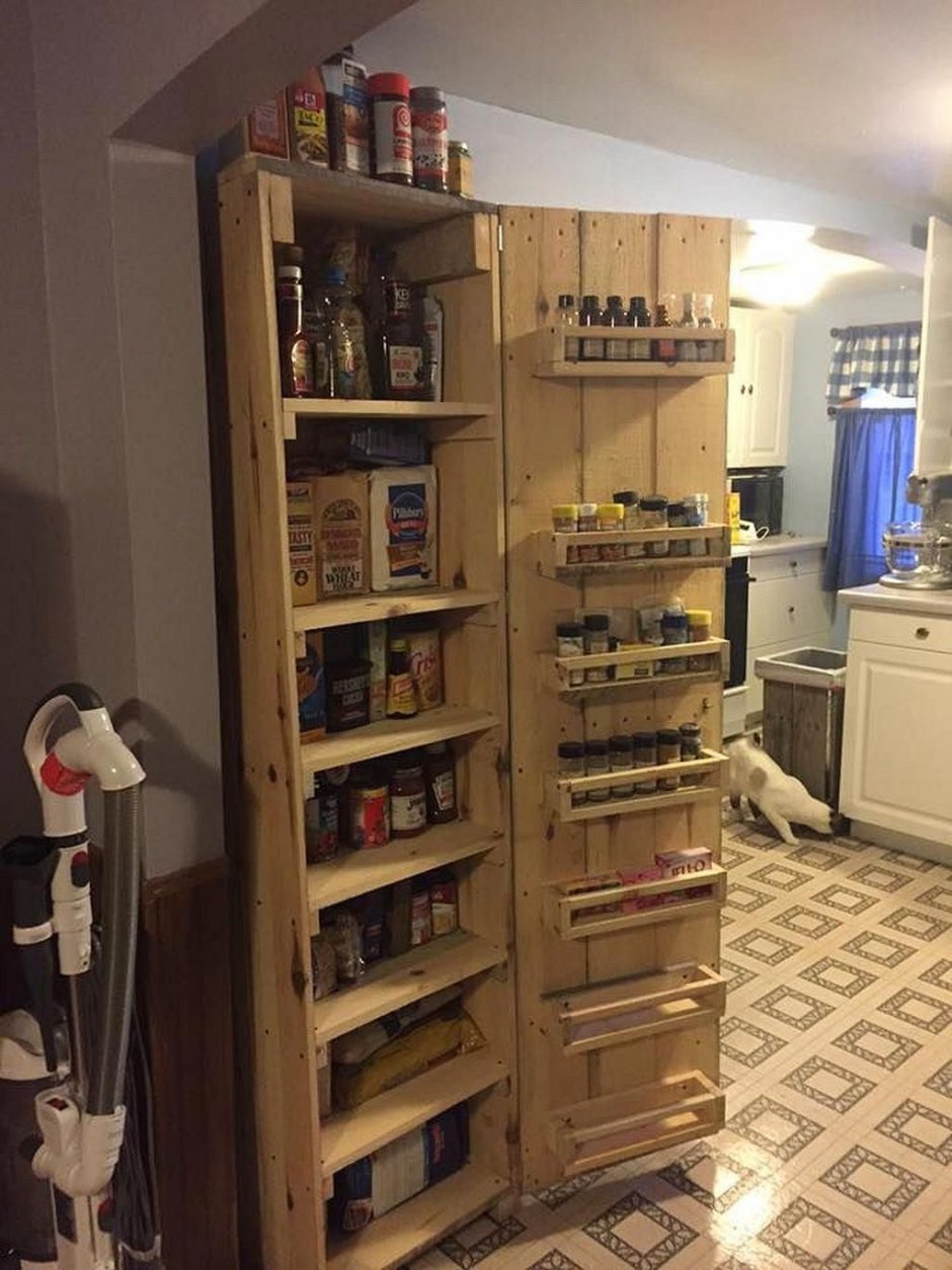 Шкаф из деревянных паллет