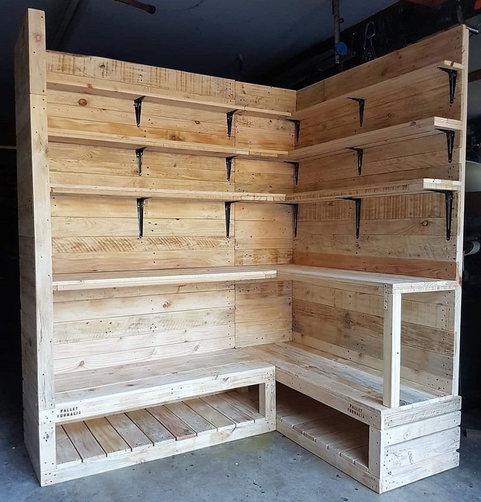 Шкафчик из досок