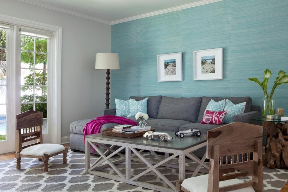 Мятный диван в интерьере