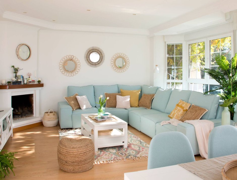 Гостиная с ментоловым диваном