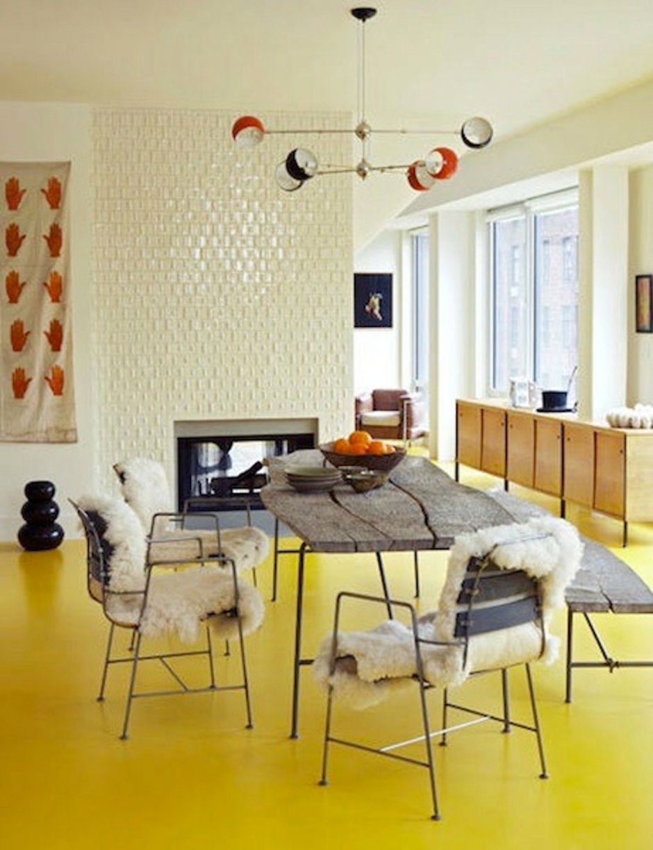 Желтый пол в интерьере