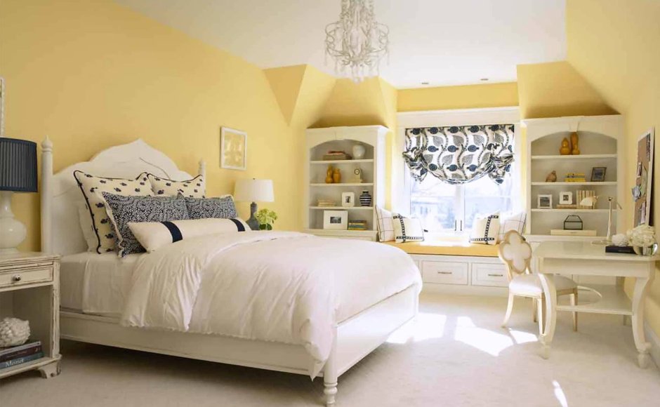 Светло желтые стены в спальне