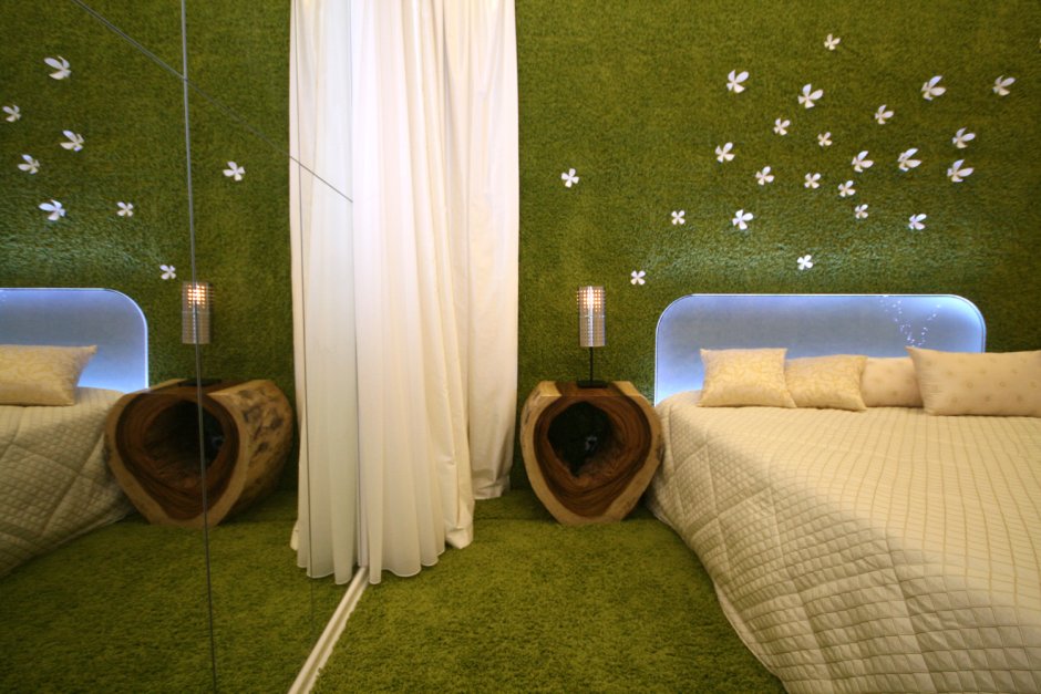 Зеленый ковролин на стене